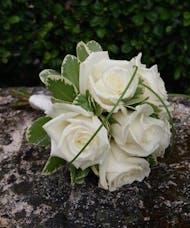 Junior Bqt White Roses