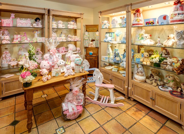 In addition to flowers and plants, Trias offers a range of gifts and decorations
