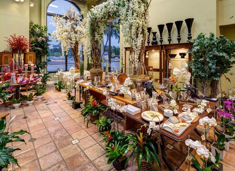 Sample place settings with stunning centerpieces in our Miami store